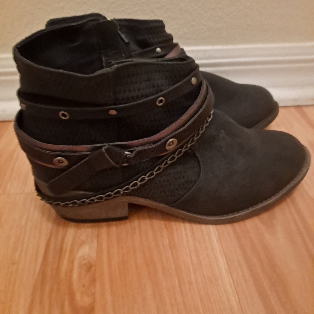 SO Celery Black Ankle Boots